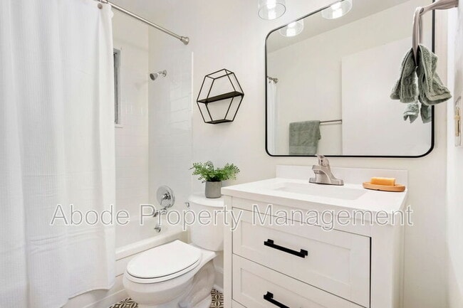 Building Photo - 328 N Roosevelt Ave