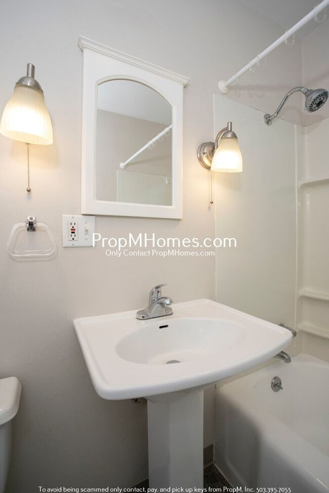 Building Photo - Charming Portsmouth Gem! W/D Included!