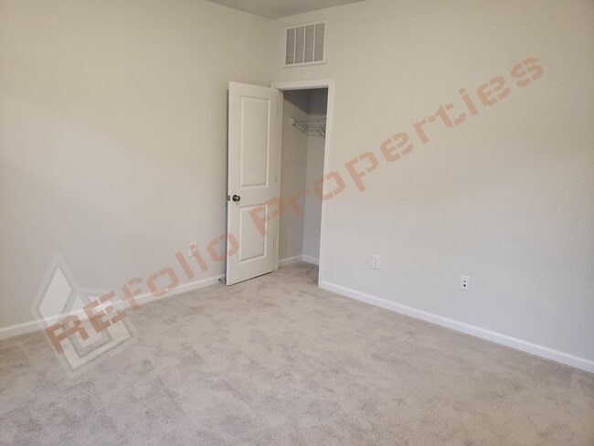 Building Photo - Luxury 3 Story 4 BD/3.5 Bath Townhome @ Sm...