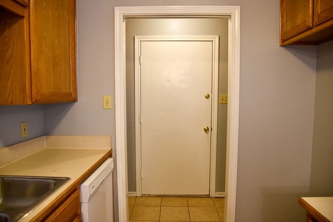 Building Photo - Spacious 3 Bedroom 2 Bath duplex Decatur TX