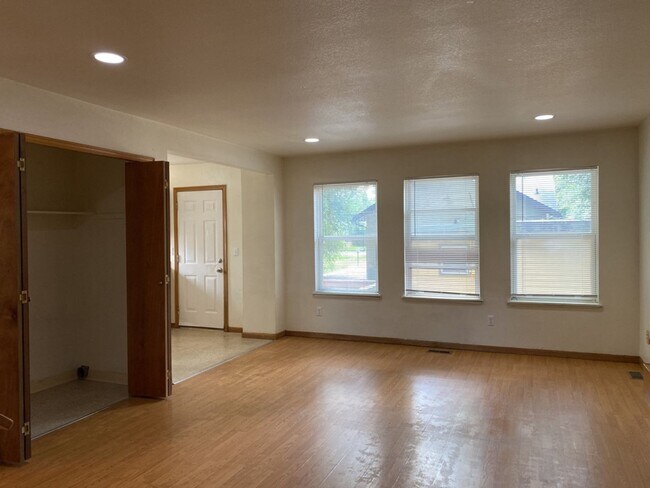 Building Photo - STUDENTS WELCOME! Single-Family Home Walking Distance to CSU!