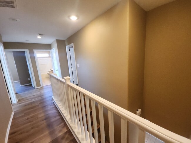 Building Photo - Beautiful detached home with fully fenced back yard.