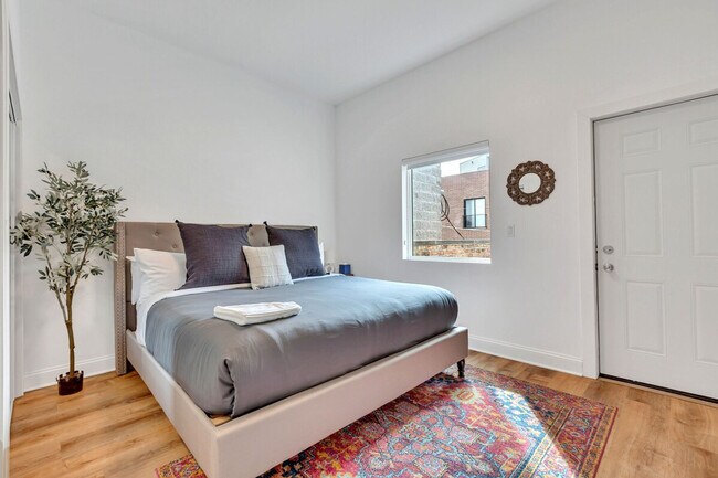 Building Photo - 3448 N Clark St