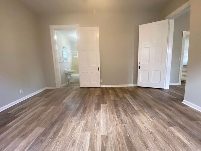 Building Photo - For Rent - Renovated One Bedroom Unit in G...