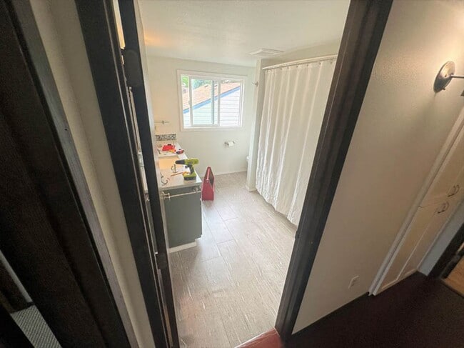 Building Photo - Cute home on Quiet Street 4bed/2bath