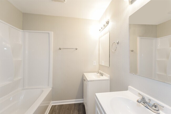 Building Photo - 5630 Gineridge Dr