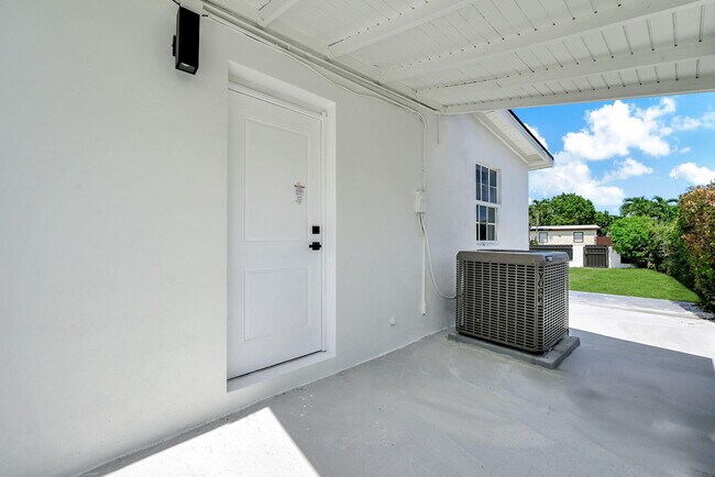 Building Photo - 4040 SW 108th Ave