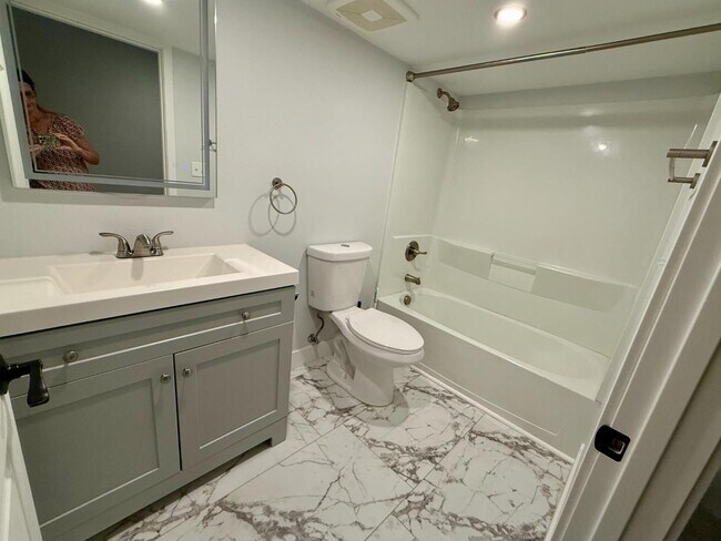 Building Photo - 3646 Queen Anne Way