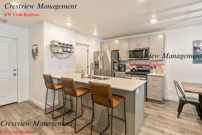 Building Photo - Beautifully Maintained Townhouse in a Prime Location