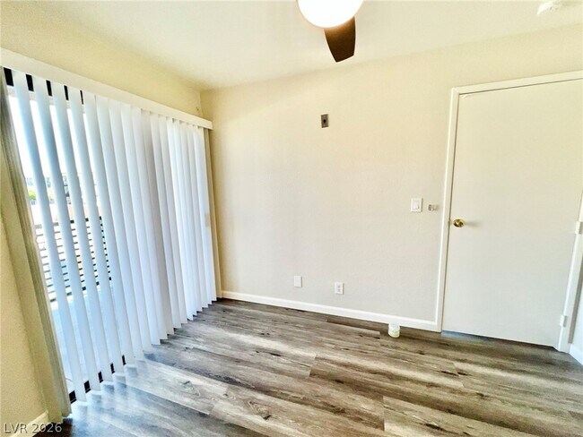 Building Photo - 480 Elm Dr