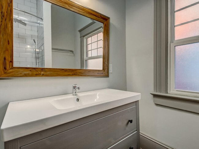 Building Photo - 419 E 3rd St