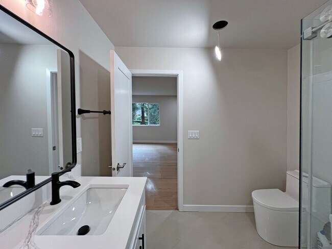 Building Photo - Freshly Remodeled 5BR Home in Prime Bellevue Enatai