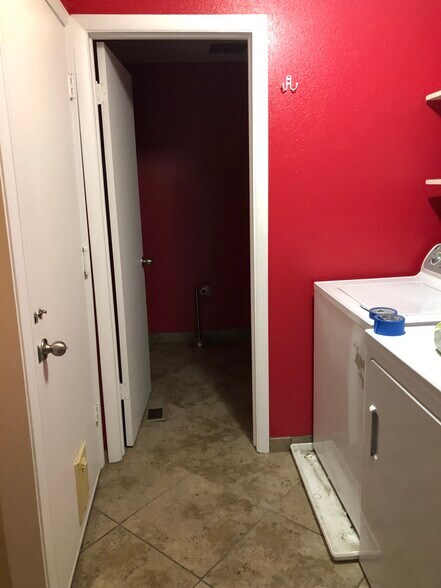 Building Photo - 1530 Chester Sq