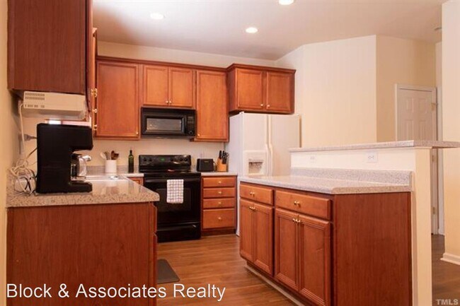 Building Photo - 4 br, 2.5 bath House - 1505 Yellow Rainbow