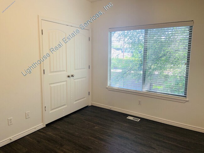 Building Photo - Fantastic Murray 3 Bedroom Townhome!