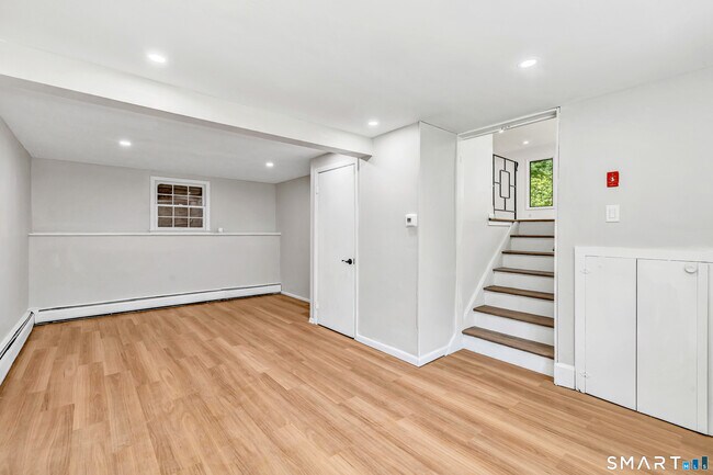 Building Photo - 48 Crestwood Rd