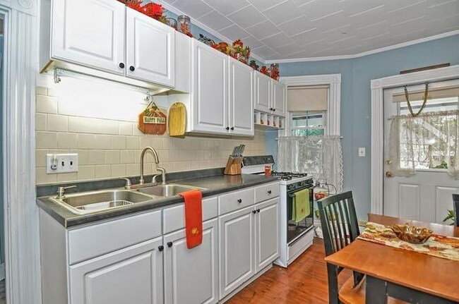 Building Photo - 25 Saunders St