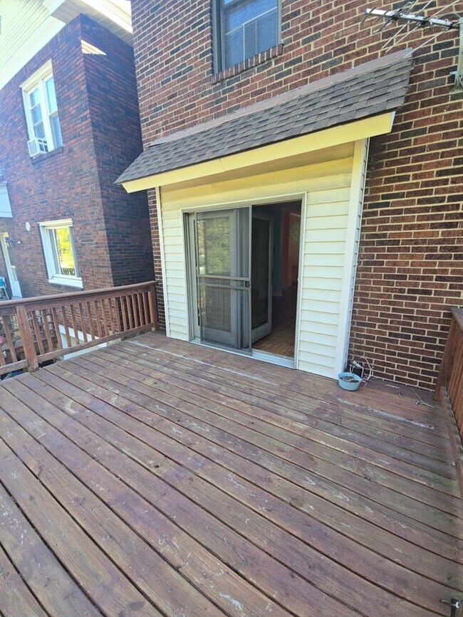 Building Photo - Spacious 3-Bedroom Home w/ Parking & Centr...