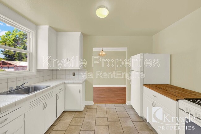 Building Photo - 549 Cedar St