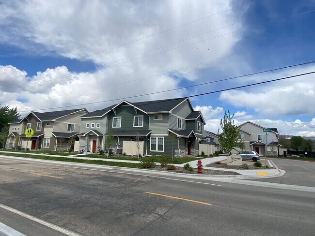 Building Photo - Beautiful Home in Garden City!