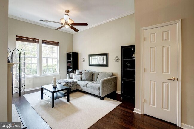 Building Photo - 4950 Brenman Park Dr