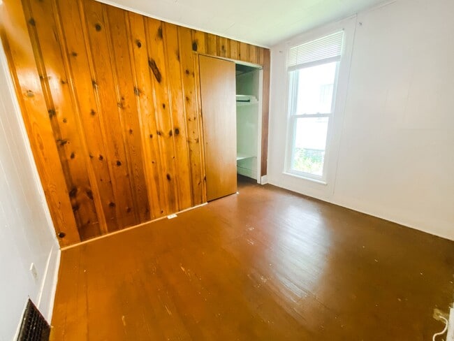 Building Photo - Three Bedroom Close To Campus