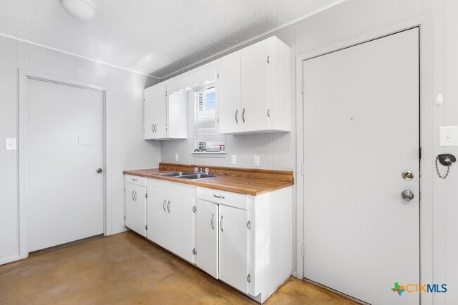 Building Photo - 222 Redbud Ln