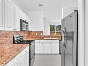 Building Photo - 812 SE 4th Ct