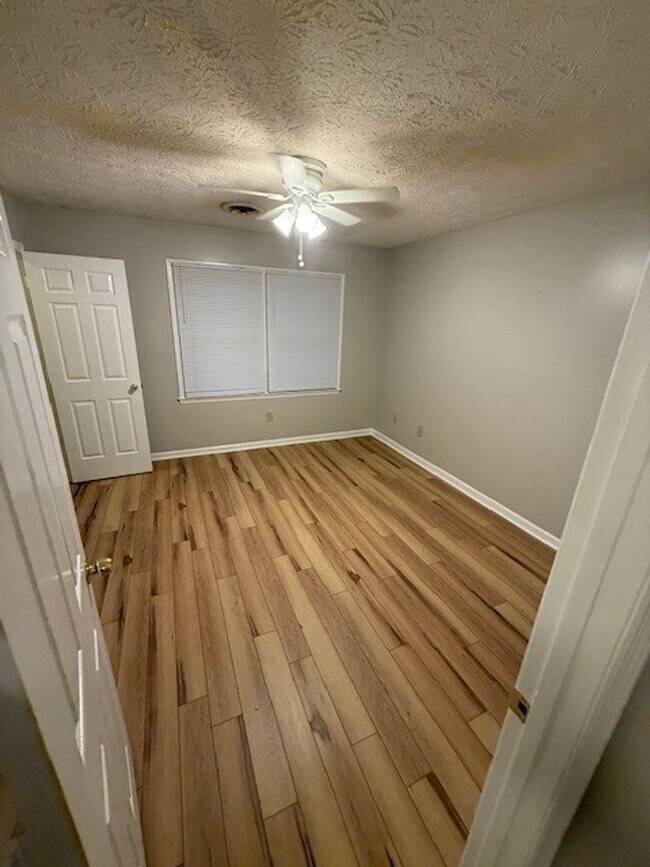 Building Photo - Lovely 3 BR House in South Lexington! New Paint & Flooring! Fenced Backyard, Off-Street Parking