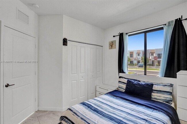 Building Photo - 360 NE 208th Terrace