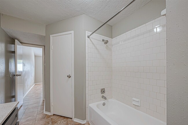 Building Photo - 5105 Beaver Hollow Dr