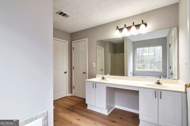 Building Photo - 5901 Valley Green Rd