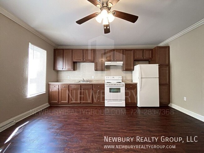 Building Photo - 39 Hickory St