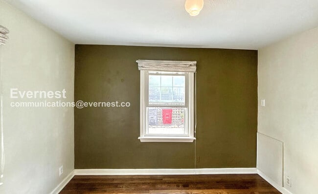 Building Photo - 887 W 10th Ave