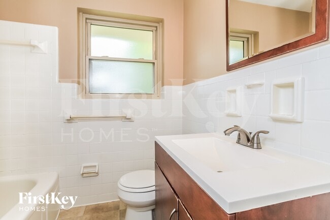 Building Photo - 1015 Thunderbird Dr