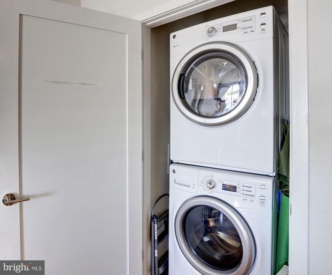 Building Photo - 1350 Maryland Ave NE