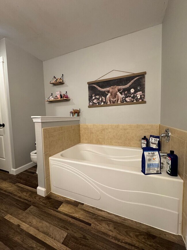 Building Photo - HUGE PET FRIENDLY Rental