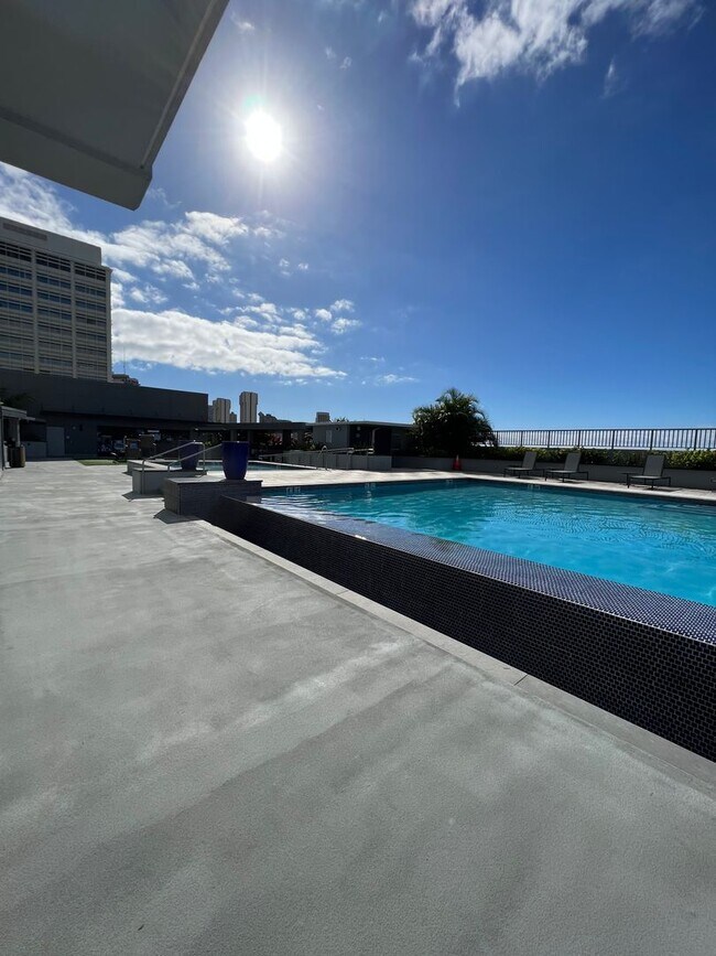 Building Photo - ** 2 BEDROOM 2 BATH** 2 covered PARKING, O...