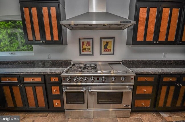 Building Photo - 3313 W Coquelin Terrace