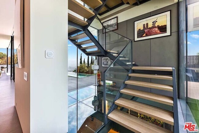 Building Photo - 1807 Blue Heights Dr