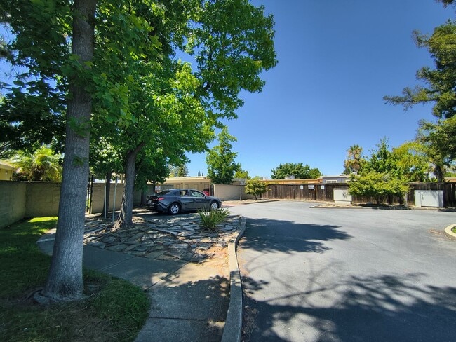 Building Photo - 1BED/1BATH Condo Located in a Quiet Area of Downtown Concord, Ca!!