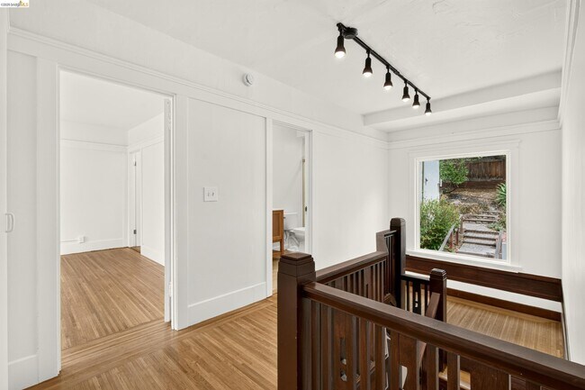 Building Photo - 846 Mandana Blvd