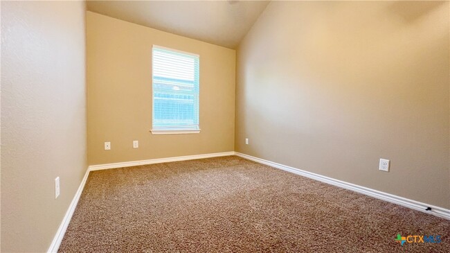 Building Photo - 405 Sladecek Dr