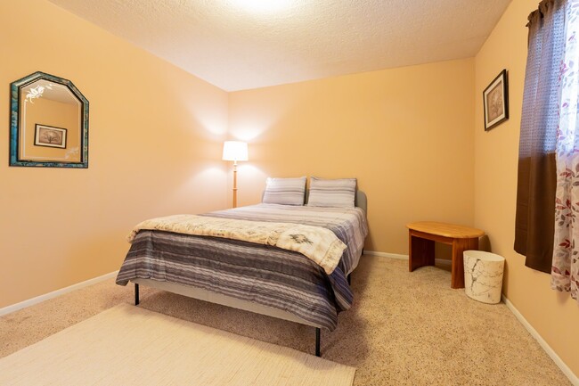 Building Photo - Western Circle- Fully Furnished Rental