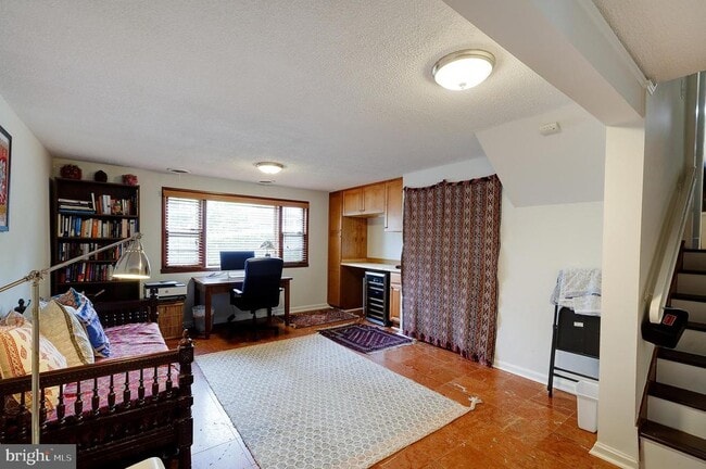 Building Photo - 9420 Holland Ave