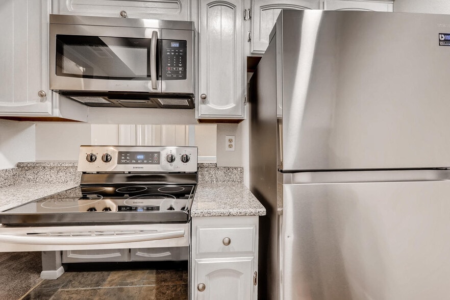 Kitchen - New Appliances - 14438 E 1st Dr