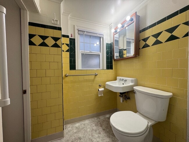 Building Photo - 6th &amp; N