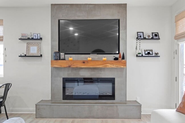 Building Photo - 4463 Manzanita St