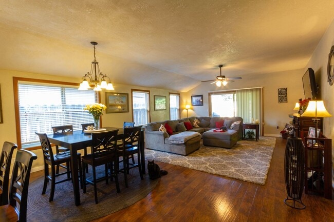 Building Photo - MODERN COMFORT & OPEN LAYOUT 3 BEDROOM SIN...