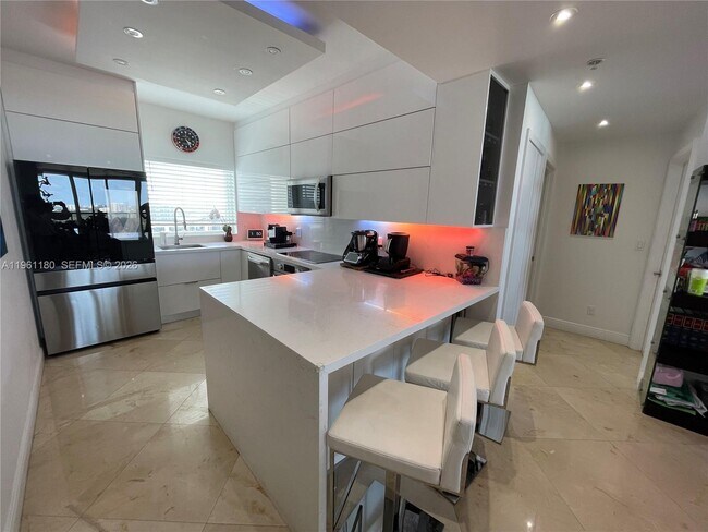 Building Photo - 601 NE 36th St